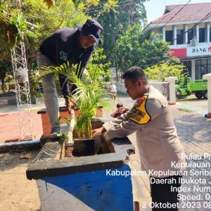 Polsek Kepulauan Seribu Utara dan Pemda Gencar Tanam Pohon untuk Kurangi Polusi Udara
