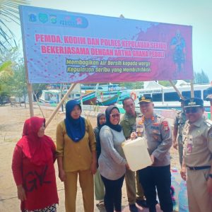 Kapolres Kepulauan Seribu menyerahkan secara simbolis Air Bersih bagi Warga Kepulauan Seribu dalam Kegiatan Bakti Sosial
