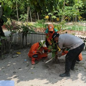 Polsek Kepulauan Seribu Selatan dan Warga Tanam Pohon di Pulau Tidung dan Pulau Untung Jawa untuk Reduksi Polusi Udara