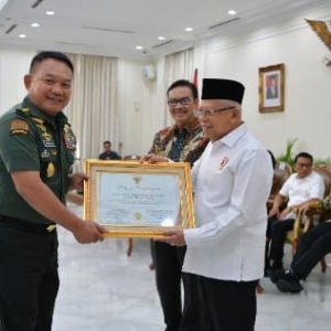 Atas Kontribusi Luar Biasanya Kasad Dan Ketum Persit KCK Terima Penghargaan Bapak Serta Bunda Asuh Anak Stunting