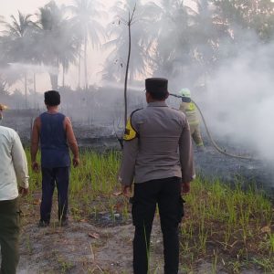 Sinergitas Polsek Kepulauan Seribu Selatan dan Instansi Terkait Padamkan Kebakaran di Pulau Tidung