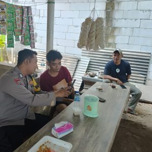 Bripka Khohim Chovivi Sosialisasikan Call Centre 110 dan Super App Polri di Pulau Pari
