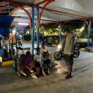 Patroli Malam Polsek Kepulauan Seribu Utara: Menghimbau Warga Waspada Terhadap Hoax dan Paham Radikal di Pulau Kelapa