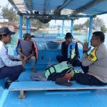 Bhabinkamtibmas Pulau Harapan Ajak Nelayan Setempat Sadar Akan Pentingnya Menggunakan Life Jacket