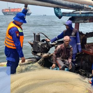 Tim Patroli Satpolair Polres Kepulauan Seribu Beraksi Malam di Perairan Objek Vital Nusantara Regas