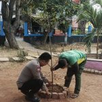 Bhabinkamtibmas Pulau Untung Jawa Tanam Pohon untuk Kurangi Polusi dan Tingkatkan Penghijauan