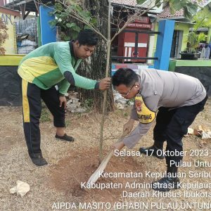 Bhabinkamtibmas Pulau Untung Jawa, Aipda Masito, Giat Tanam Pohon untuk Bersihkan Udara dan Hijaukan Lingkungan