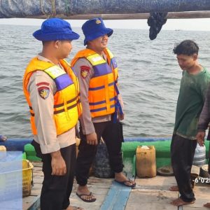 Team Patroli Satpolair Polres Kepulauan Seribu Tinjau dan Himbau Keselamatan Nelayan di Perairan Pulau Damar