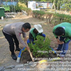 Polsek Kepulauan Seribu Selatan dan Warga Tebar Pohon demi Bersihkan Udara Pulau-pulau Penduduk