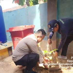 Polsek Kepulauan Seribu Utara dan Warga Bersatu Tanam Pohon demi Bersihkan Udara