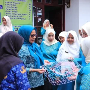 Ketua TP PKK Kota Payakumbuh Ny. Lasta Jasman mengadakan kunjungan lapangan kepada 5 kelompok dasa wisma kelurahan