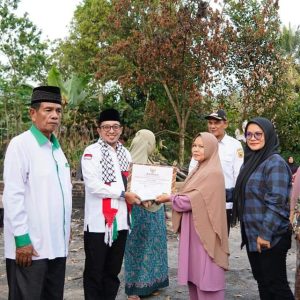 Serahkan Bantuan Kebakaran, Ini Harapan Bupati Eka Putra Kepada Korban