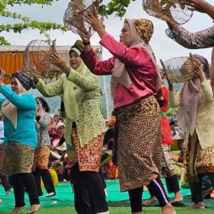 Tari Massal Pongek Simawang Pada Festival Pesona Minangkabau Digelar