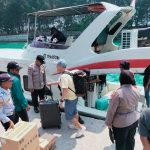 Polwan dan Tim Polsubsektor Pulau Tidung Memastikan Pelayanan Humanis dan Keamanan Kedatangan Kapal di Pulau Tidung