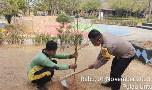 Polsek Kepulauan Seribu Selatan, Polres Kepulauan Seribu, dan Warga Tanam Puluhan Bibit Pohon untuk Kurangi Polusi Udara
