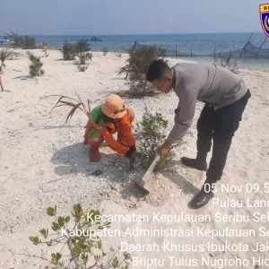 Polsek Kepulauan Seribu Selatan dan Warga Bersatu untuk Menanam Bibit Pohon demi Mengatasi Polusi Udara