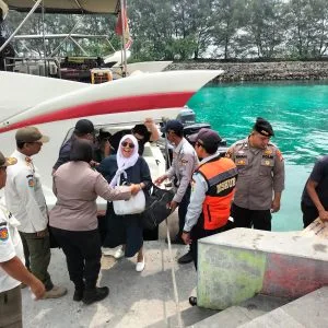 Bripka Indri Pratiwi, Polwan Polres Kepulauan Seribu, Membantu Penumpang dengan Sikap Humanis di Dermaga Pulau Tidung