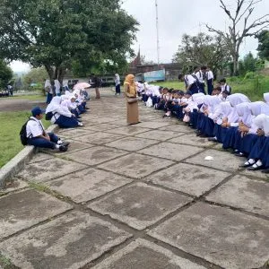 Ditutup Paksa, Murid SMPN 2 Batusangkar Belajar Luar Sekolah
