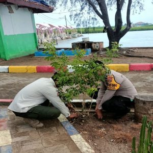 Polsek Kepulauan Seribu Selatan dan Warga Bersatu Menanam Bibit Pohon untuk Kurangi Polusi Udara