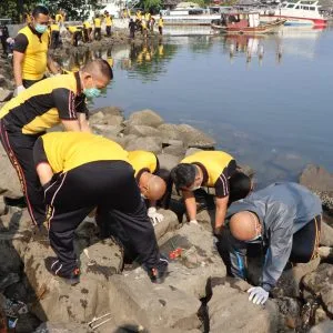 Kapolres Kepulauan Seribu Pimpin Aksi Bersih Pantai Demi Perangi Sampah Plastik