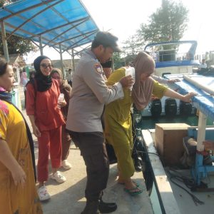 Bhabinkamtibmas Pulau Sebira Bripka Amirullah Maliki Berikan Bantuan Kepada Warga Mengalami Pendarahan Saat Hamil