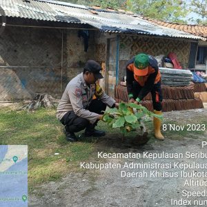 Polsek Kepulauan Seribu Selatan dan Warga Bersatu Tanam Ribuan Bibit Pohon untuk Redam Polusi Udara