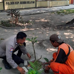 Polsek Kepulauan Seribu Selatan dan Warga Bersatu, Tanam Bibit Pohon demi Bersihkan Udara Pulau