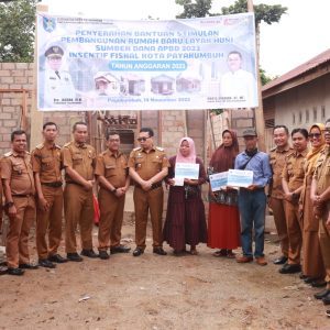 Penjabat (Pj) Wali Kota (Wako) Payakumbuh Jasman menyerahan bantuan stimulan pembangunan rumah baru layak huni