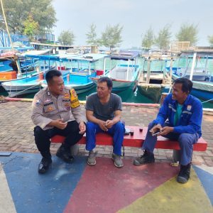 Bhabinkamtibmas Pulau Pramuka Sosialisasikan Layanan Contact Center 110 POLRI secara Door-to-Door