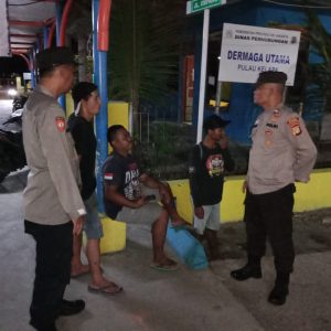 Polsek Kepulauan Seribu Utara Gelar Patroli Malam Polri Presisi Sambil Ajak Warga Jaga Kamtibmas
