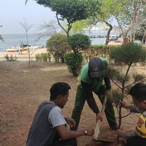 Polsek Kepulauan Seribu Selatan dan Warga Bergerak Bersama Tanam Bibit Pohon untuk Reduksi Polusi Udara