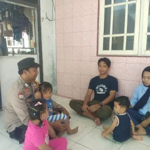 Bhabinkamtibmas Pulau Sabira Sosialisasikan Penanganan Stunting dalam Kunjungan ke Warga