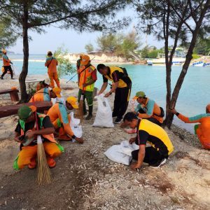 Bhabinkamtibmas Polres Kepulauan Seribu Bergabung dalam Aksi Bakti Bersama untuk Bersihkan Pulau Pramuka Menghadapi Musim Penghujan