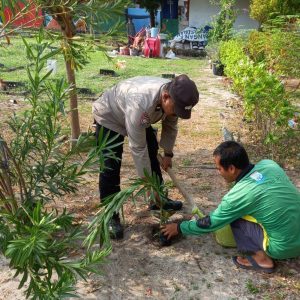 Polsek Kepulauan Seribu Utara Kolaborasi Warga Tanam Pohon untuk Kurangi Polusi Udara