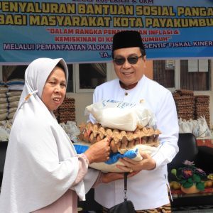 Ratusan warga Kota Payakumbuh terima bantuan sosial pangan di halaman Dinas Koperasi dan UKM