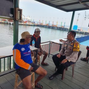 Bhabinkamtibmas Pulau Pramuka Ingatkan Warga Soal Penggunaan Media Sosial Menjelang Pemilu 2024