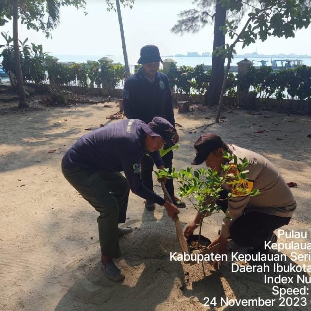 Polsek Kepulauan Seribu Utara, Polres Kepulauan Seribu, dan Warga Tanam Puluhan Pohon untuk Mengurangi Polusi Udara
