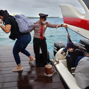 Satuan Pam Obvit Polres Kepulauan Seribu Sajikan Pelayanan Humanis untuk Wisatawan Menuju dan dari Kepulauan Seribu