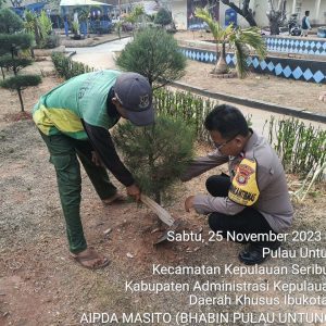 Polsek Kepulauan Seribu Selatan Berkolaborasi dengan Warga Tanam Ribuan Bibit Pohon untuk Bersihkan Udara Pulau