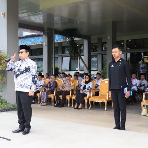 Penjabat (Pj) Wali Kota (Wako) Payakumbuh Jasman menjadi pembina upacara pada peringatan Hari Guru Nasional (HGN) dan HUT ke-78 Persatuan Guru Republik Indonesia (PGRI)