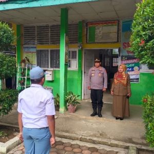 Kapolsek Sitiung I Koto Agung Pimpin Upacara di SMA N 1 Timpeh