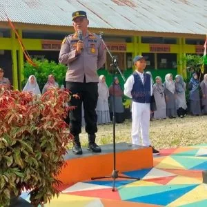 Memimpin Upacara Bendera di SMPN 1 Koto baru Kapolsek  Beri Pesan pesan Insperasi  kepada Siswa