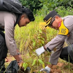 Lestarikan Lingkungan Polres Dharmasraya Giatkan Tanam Pohon Serentak sepuluh Juta Pohon Bersama Polri