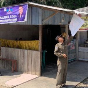 Hari ini Bawaslu Kabupaten Dharmasraya Tertibkan Alat Peraga Pemilu yang melanggar Aturan