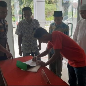 Bhabinkamtibmas Koto Baru berhasil Memediasi  Kecelakaan Motor dengan Pendekatan Problem Solving