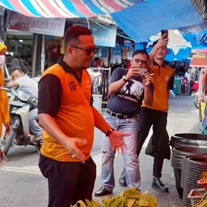 Caleg DPRD David Melko dari Partai Hanura Dapil I  Dharmasraya dan simpatisan Banjiri Pasar baru Pulau Punjung