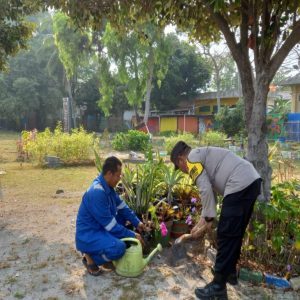 Bhabinkamtibmas Pulau Untung Jawa Himbau Warga untuk Menggunakan Media Sosial Secara Bijak