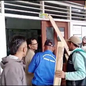 Aksi puluhan warga Menyegel Kantor Desa Cihamerang, 