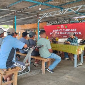 Kapolres Kepulauan Seribu dan Bhabinkamtibmas Gelar “Jumat Curhat” di Pulau Pari
