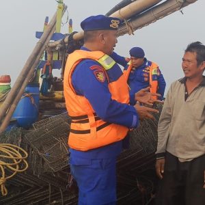 Team Patroli Satpolair Polres Kepulauan Seribu Ajak Nelayan Ciptakan Keselamatan dan Sukseskan Pemilu 2024